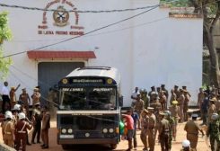 سجناء يستقلون حافلة لنقلهم من سجن نيغومبو في سريلانكا