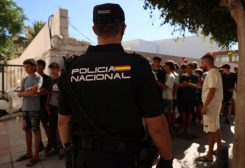 مهاجرون يصطفون خارج مركز للشرطة لتسجيل أسمائهم بمدينة سبتة الإسبانية