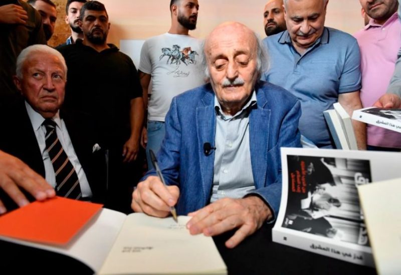 جنبلاط خلال توقيع مذكراته «قدر في هذا المشرق»