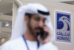 شخص يسير قرب شعار شركة بترول أبوظبي الوطنية (أدنوك) خلال مؤتمر في أبو ظبي يوم 4 مايو أيار 2026.رويترز