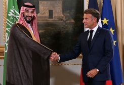 الرئيس الفرنسي إيمانويل ماكرون يصافح ولي العهد السعودي الأمير محمد بن سلمان خلال حفل توقيع اتفاقية تجارية عقب اجتماعهما بقصر الإليزيه في باريس .رويترز