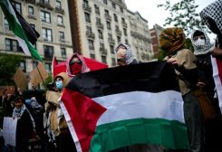 متظاهرون مؤيدون للفلسطينيين يتظاهرون أمام الحرم الجامعي الرئيسي لجامعة كولومبيا خلال حفل تخرج الجامعة في مانهاتن بمدينة نيويورك يوم 21 مايو أيار 2025. رويترز