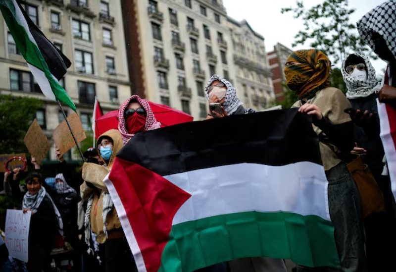 متظاهرون مؤيدون للفلسطينيين يتظاهرون أمام الحرم الجامعي الرئيسي لجامعة كولومبيا خلال حفل تخرج الجامعة في مانهاتن بمدينة نيويورك يوم 21 مايو أيار 2025. رويترز