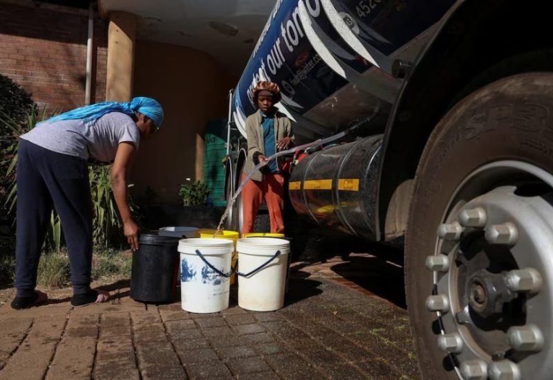 [1/3]أشخاص يملئون مياه من شاحنة وسط أزمة مياه في جوهانسبرج بجنوب أفريقيا يوم 4 أغسطس آب 2026. رويترز