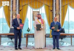 الرئيس التركي رجب طيب أردوغان وولي العهد السعودي الأمير محمد بن سلمان ورئيس وزراء باكستان شهباز شريف بعد توقيع اتفاقية دفاعية مشتركة في مكة المكرمة. رويترز من طرف ثالث