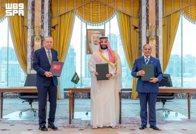الرئيس التركي رجب طيب أردوغان وولي العهد السعودي الأمير محمد بن سلمان ورئيس وزراء باكستان شهباز شريف بعد توقيع اتفاقية دفاعية مشتركة في مكة المكرمة. رويترز من طرف ثالث