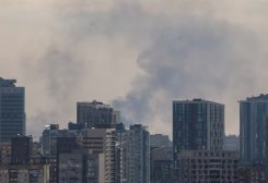 دخان يتصاعد في أعقاب غارة روسية بطائرة مسيرة على كييف في أوكرانيا. رويترز