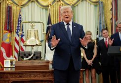 الرئيس الأمريكي دونالد ترامب يفتتح بورصة نيويورك وناسداك خلال فعالية أقيمت في المكتب البيضاوي بالبيت الأبيض في واشنطن العاصمة يوم 6 يوليو تموز 2026. تصوير: إيفان فوتشي - رويترز