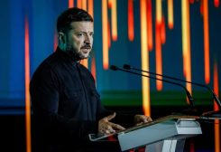 الرئيس الأوكراني فولوديمير زيلينسكي يتحدث خلال مؤتمر في كييف يوم 27 يونيو حزيران 2025. رويترز