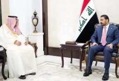 رئيس الحكومة العراقية علي فالح الزيدي يستقبل رئيس الاستخبارات العامة في السعودية خالد بن علي الحميدان في بغداد. (نقلاً عن حساب رئاسة مجلس الوزراء العراقي على منصة إكس")