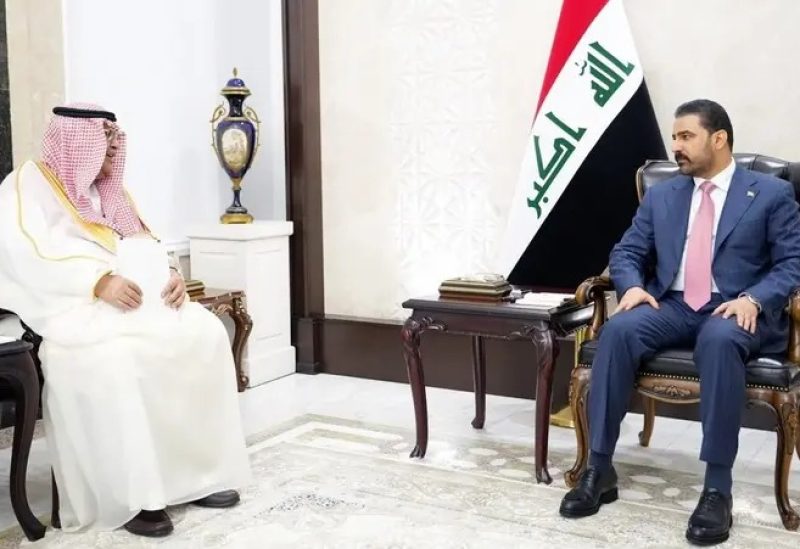 رئيس الحكومة العراقية علي فالح الزيدي يستقبل رئيس الاستخبارات العامة في السعودية خالد بن علي الحميدان في بغداد. (نقلاً عن حساب رئاسة مجلس الوزراء العراقي على منصة إكس")