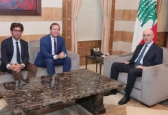وزير الداخلية والبلديات أحمد الحجار ونائب رئيس بعثة الاتحاد الأوروبي في لبنان القائم بالأعمال بالوكالة سامي سعدي ورئيس القسم السياسي في البعثة ألكسندر جولي