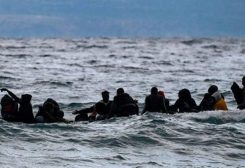 فرنسا.. إنقاذ 157 شخصاً من قارب مهاجرين مشتعل