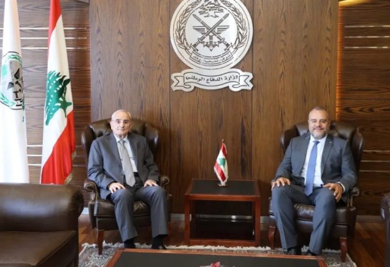 وزير الدفاع الوطني ميشال منسى في مكتبه في اليرزة مع النائب أديب عبدالمسيح