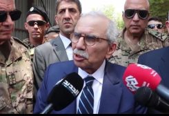 رئيس الحكومة نواف سلام مع عدد من أبناء القرى والبلدات الحدودية في مدنية صور عقب اجتماع عقده مع قيادة الجيش اللبناني في قطاع جنوب الليطاني
