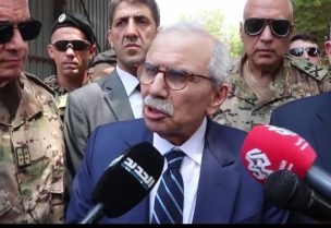 رئيس الحكومة نواف سلام مع عدد من أبناء القرى والبلدات الحدودية في مدنية صور عقب اجتماع عقده مع قيادة الجيش اللبناني في قطاع جنوب الليطاني