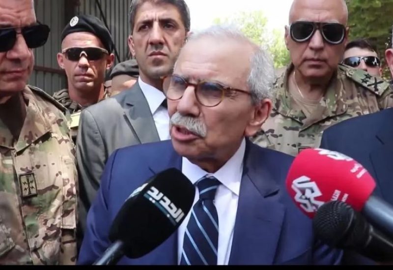 رئيس الحكومة نواف سلام مع عدد من أبناء القرى والبلدات الحدودية في مدنية صور عقب اجتماع عقده مع قيادة الجيش اللبناني في قطاع جنوب الليطاني