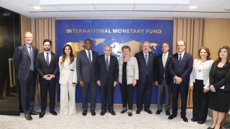 صورة جماعية للوفد اللبناني مع ممثلي صندوق النقد الدولي في مقر الصندوق بواشنطن (رئاسة مجلس الوزراء)