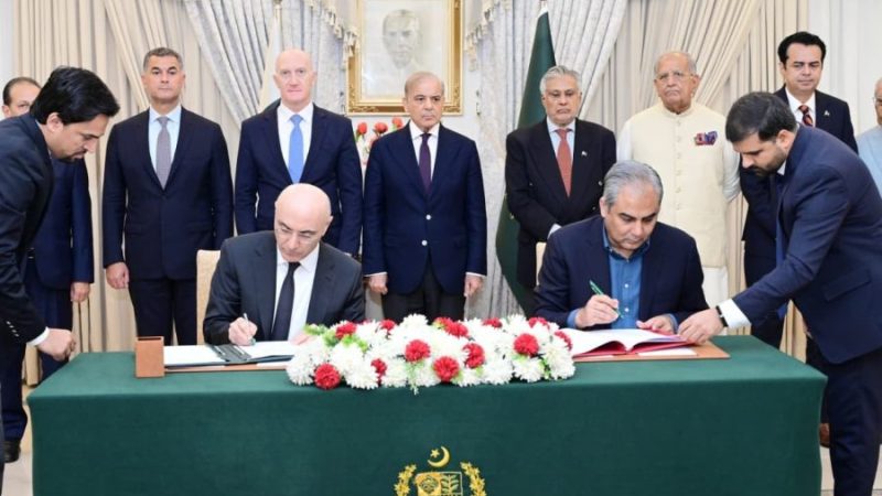 وزير الداخلية أحمد الحجار خلال توقيعه مع وزير الداخلية الباكستاني محسن نقوي مذكرة تفاهم في شأن تبادل السجناء