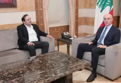 وزير الداخلية والبلديات أحمد الحجار، في مكتبه مع النائب حيدر ناصر