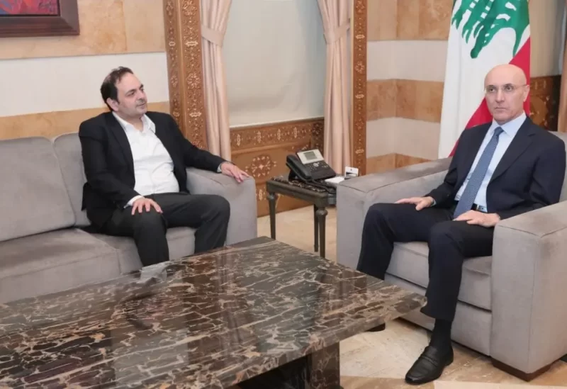 وزير الداخلية والبلديات أحمد الحجار، في مكتبه مع النائب حيدر ناصر