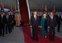 الرئيس المصري عبد الفتاح السيسي يستقبل الرئيس الصيني شي جين بينغ عند وصوله إلى مطار القاهرة الدولي، مصر، في 1 سبتمبر 2026. رويترز