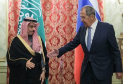 وزير الخارجية الروسي سيرغي لافروف يصافح نظيره السعودي الأمير فيصل بن فرحان آل سعود خلال لقاء في موسكو، روسيا، رويترز