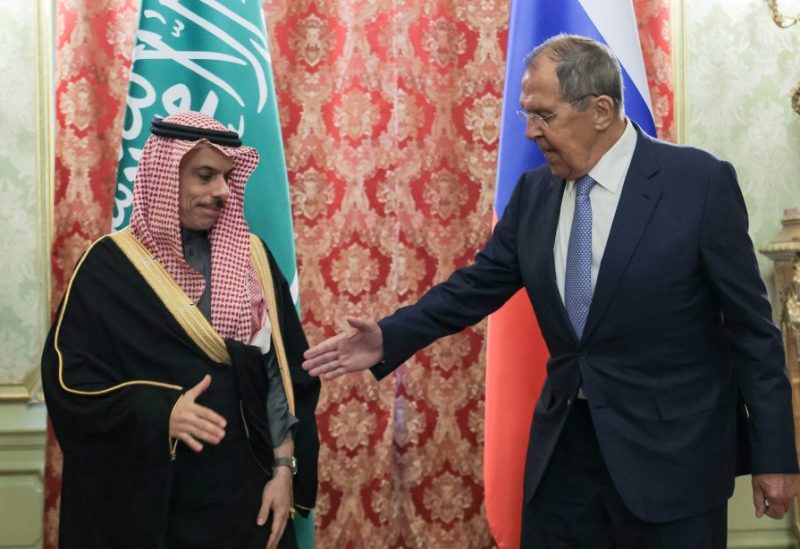 وزير الخارجية الروسي سيرغي لافروف يصافح نظيره السعودي الأمير فيصل بن فرحان آل سعود خلال لقاء في موسكو، روسيا، رويترز