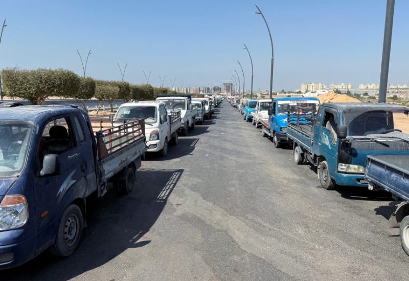 شاحنات تصطف في طابور انتظارًا للتزود بالوقود، في ظل معاناة البلاد من نقص الوقود وانقطاع التيار الكهربائي، في طرابلس، ليبيا، 9 سبتمبر 2026. رويترز