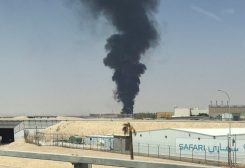 عمود كبير من الدخان الأسود يتصاعد من منطقة تخزين الوقود في مطار الملك خالد الدولي، بالرياض، المملكة العربية السعودية، في 19 سبتمبر 2026. رويترز