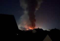النار والدخان يتصاعدان في موقع غارة شنتها طائرة مسيرة روسية، في منطقة كييف، أوكرانيا، 19 سبتمبر 2026. رويترز