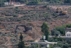 آلات إسرائيلية تقتلع أشجار الزيتون بالقرب من قرية دير نظام الفلسطينية المجاورة لرام الله، في الضفة الغربية، 23 سبتمبر 2026. رويترز