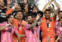 ميسي خلال تتويجه مع فريقه إنتر ميامي بكأس الأبطال لكرة القدم