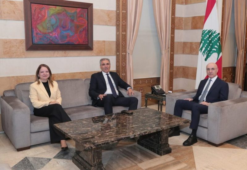 وزير الداخلية والبلديات أحمد الحجار، في مكتبه، مع رئيس هيئة القضايا في وزارة العدل القاضي جون قزي، في حضور المديرة العامة للأحوال الشخصية بالتكليف رودينا مرعب