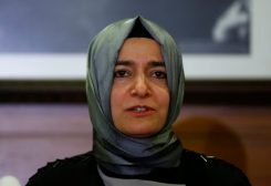 فاطمة بتول صيان قايا نائبة رئيس حزب العدالة والتنمية الحاكم في تركيا خلال مؤتمر صحفي في مطار أتاتورك الدولي في إسطنبول بصورة من أرشيف رويترز.