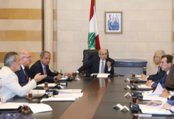 رئيس الحكومة نواف سلام مع وزير الطاقة والمياه جو الصدي وزير الاقتصاد والتجارة الدكتور عامر البساط وزير المهجرين ووزير الدولة لشؤون التكنولوجيا والذكاء الاصطناعي كمال شحادة وزير العدل عادل نصار وزير العمل محمد حيدر وزير الأشغال العامة فايز رسامني إلى جانب الأمين العام لمجلس الوزراء القاضي محمود مكيّه وعضو الهيئة الناظمة لقطاع الكهرباء سورينا مرتضى