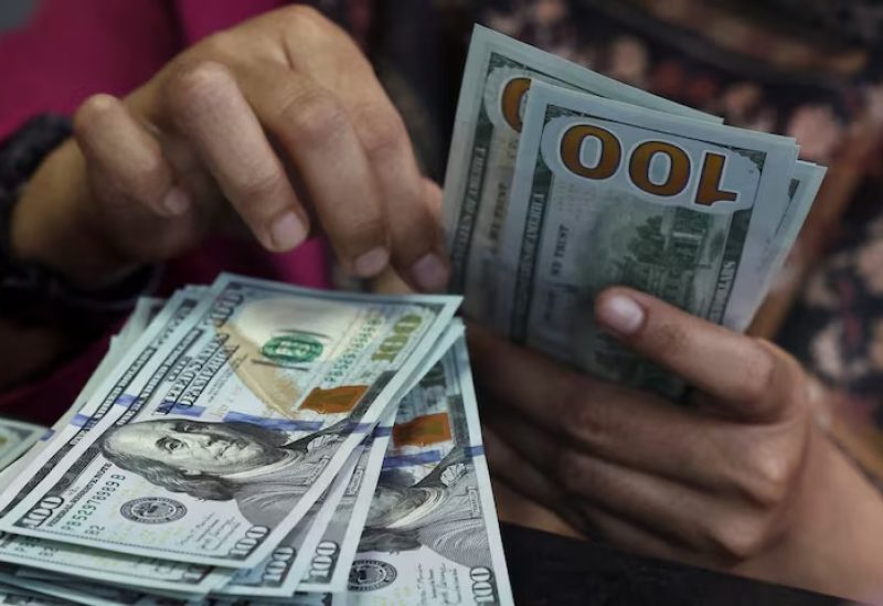 أوراقاً نقدية من الدولار الأمريكي في مكتب صرافة بجاكرتا. رويترز