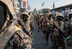 عناصر من الحرس الثوري خلال مسيرة سابقة وسط طهران