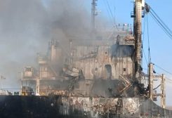 سفينة محترقة بعد هجوم روسي سابق على ميناء أوكراني بالبحر الأسود