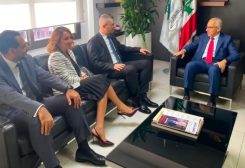 وزير الاقتصاد عامر البساط مع مسؤولين لبنانيين وسوريين لتسهيل التجارة وتسريع حركة البضائع بين البلدين.