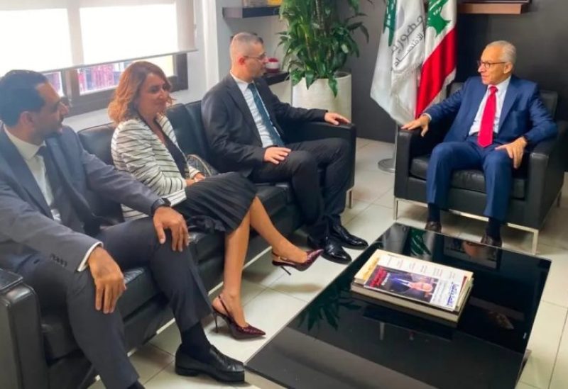 وزير الاقتصاد عامر البساط مع مسؤولين لبنانيين وسوريين لتسهيل التجارة وتسريع حركة البضائع بين البلدين.