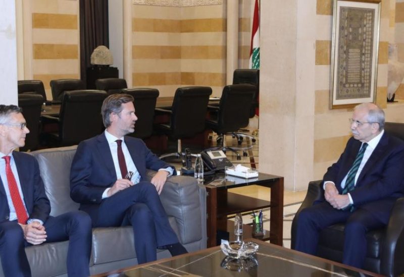 رئيس مجلس الوزراء نواف سلام ووزير التجارة الخارجية والتعاون الإنمائي في مملكة هولندا شورد شوردزما، والوفد المرافق، في حضور السفير الهولندي لدى لبنان فرانك مولن