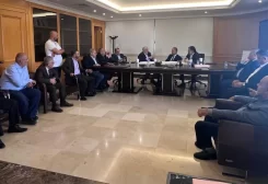 وزير الأشغال العامة والنقل فايز رسامني مع النائبين جهاد الصمد وعبد العزيز الصمد، في حضور رئيسَي اتحادَي بلديات الضنية مصطفى سعادة وطارق الشفشق ورؤساء بلديات المنطقة