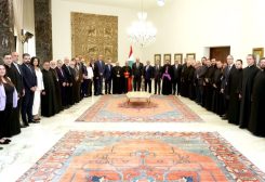 الرئيس جوزاف عون أمام بطريرك الأرمن الكاثوليك روفائيل بدروس الحادي والعشرين ميناسيان مع وفد من الطائفة