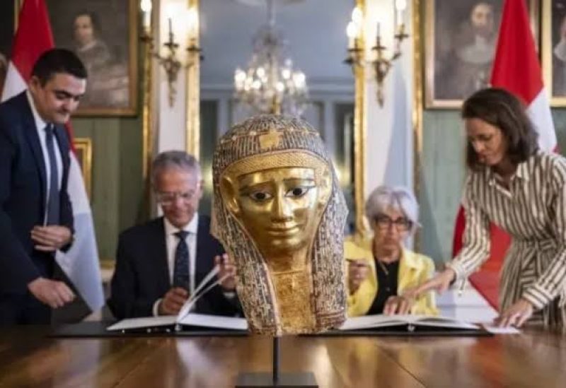مصر تسترد قناعا جنائزيا ذهبيا