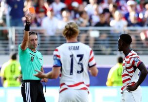 فولارين بالوجون لاعب المنتخب الأمريكي يحصل على البطاقة الحمراء خلال مباراة أمام البوسنة والهرسك. رويترز