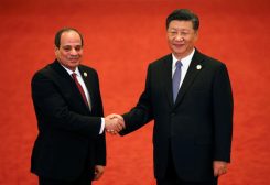 الرئيس المصري عبد الفتاح السيسي يصافح نظيره الصيني شي جين بينغ في قاعة الشعب الكبرى ببكين في صورة من أرشيف رويترز.