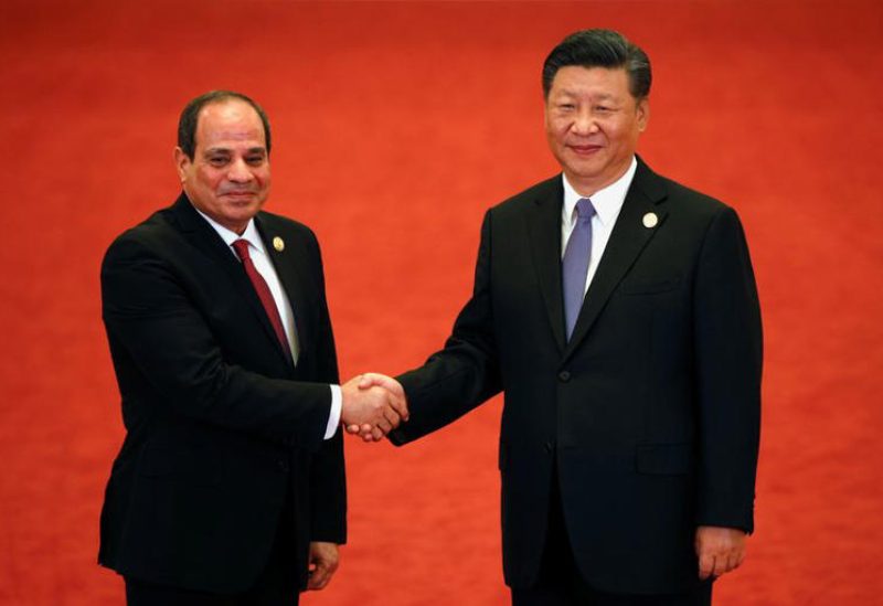 الرئيس المصري عبد الفتاح السيسي يصافح نظيره الصيني شي جين بينغ في قاعة الشعب الكبرى ببكين في صورة من أرشيف رويترز.