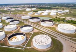 صورة جوية لصهاريج تخزين النفط الخام في مركز كوشينج النفطي بولاية أوكلاهوما الأمريكية. رويترز