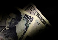 ورقتان نقديتان من الين الياباني والدولار الأمريكي في صورة توضيحية من أرشيف رويترز.